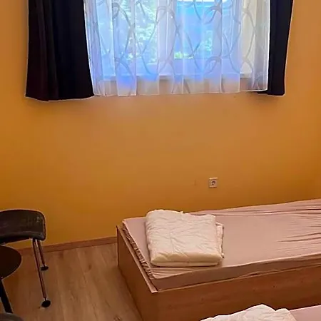 Manuela Ifjusagi Szallashely *