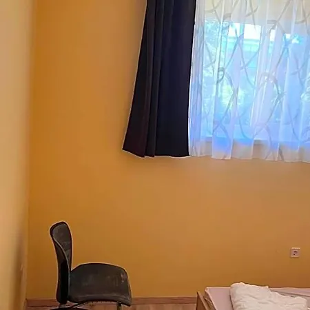 Manuela Ifjusagi Szallashely *